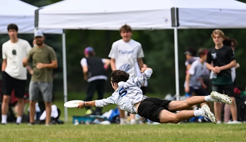 IHS FLIGHT Ultimate Frisbee team in action